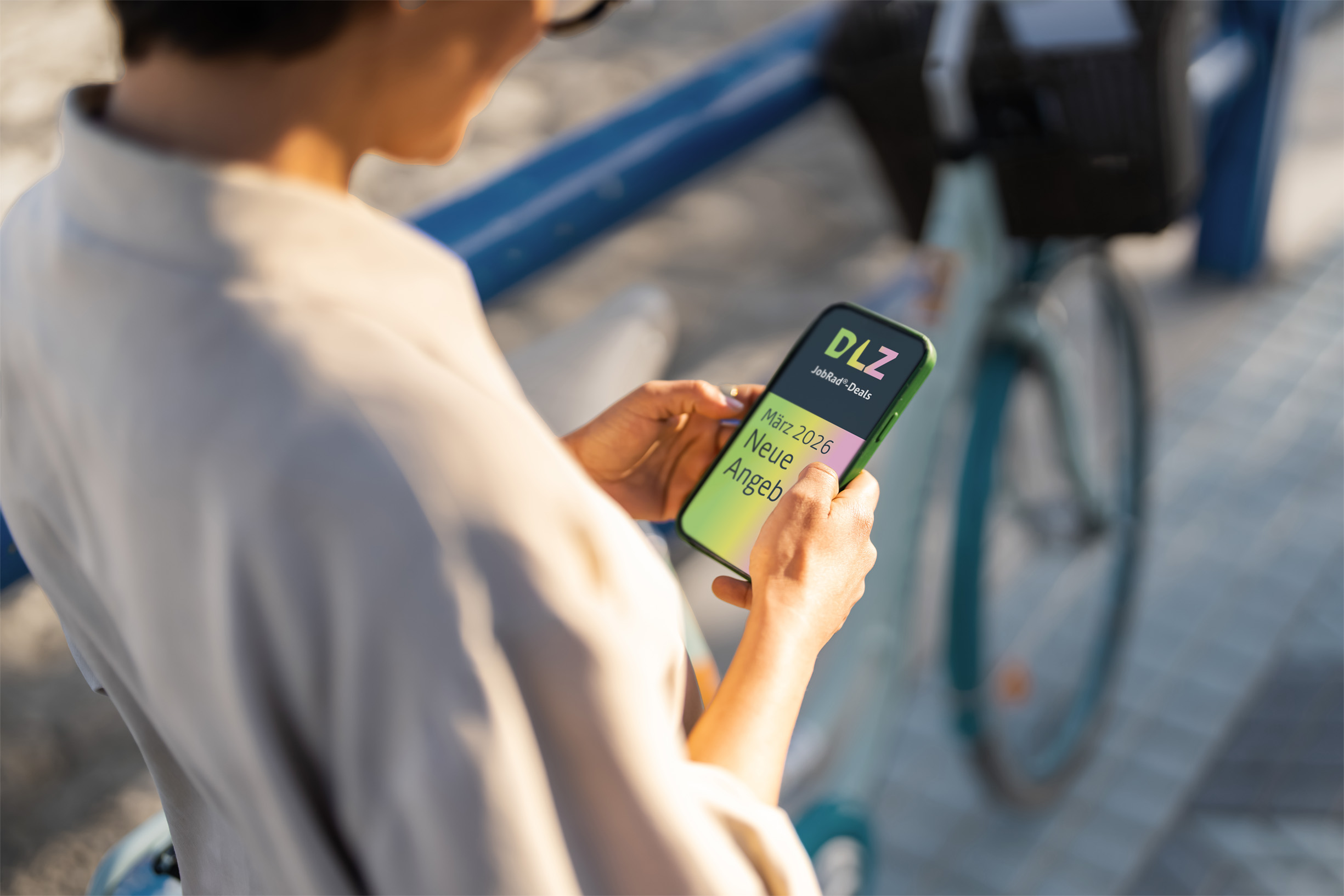 Eine Person schaut aufs Handy, auf dem Display steht JobRad Deals: Neue Angebote